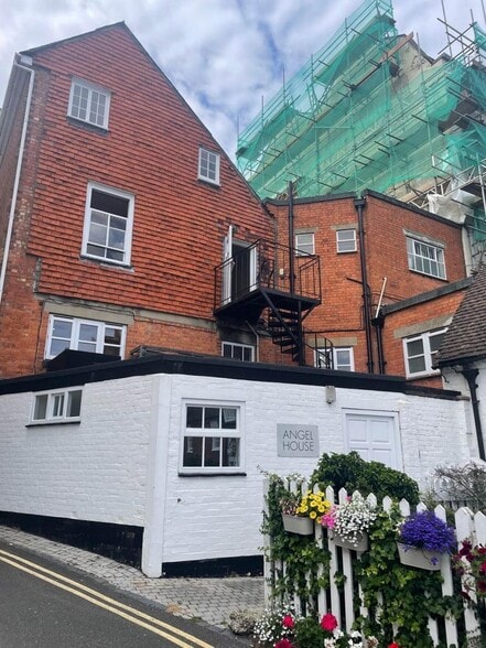 7 High St, Marlborough to rent - Building Photo - Image 2 of 2