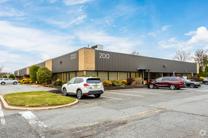 200 Corporate Ct, South Plainfield, NJ for rent - Building Photo - Image 1 of 7