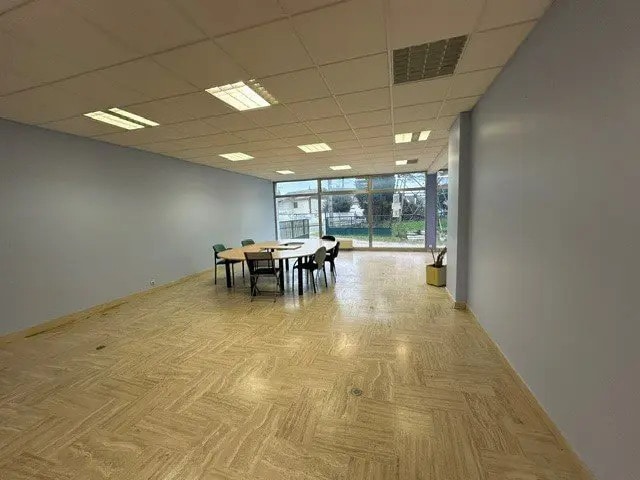 Location Commerce 600 m² - Photo 1