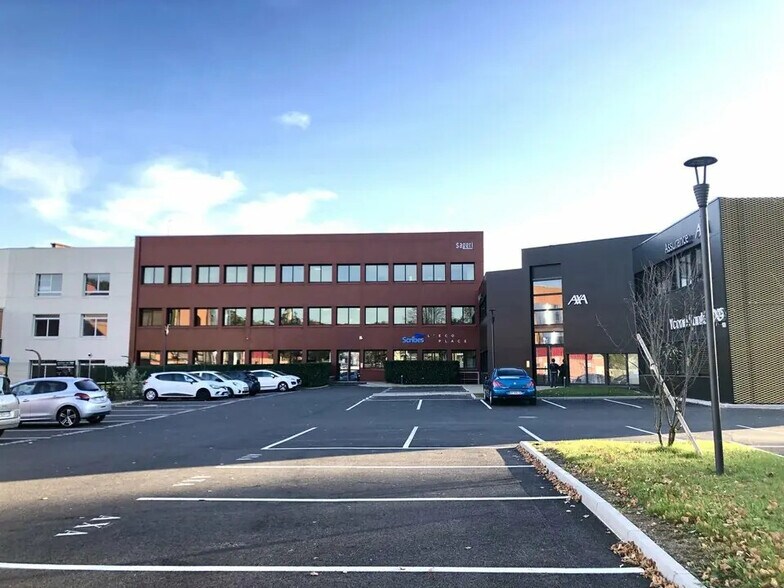 Office in Villefranche-sur-Saône to rent - Building Photo - Image 1 of 4