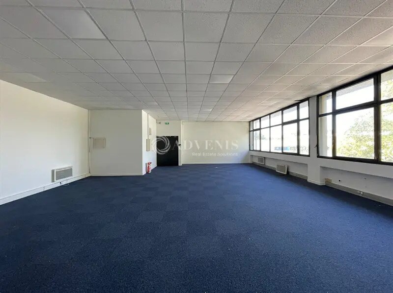 Office in Villejuif to rent Interior Photo- Image 1 of 12