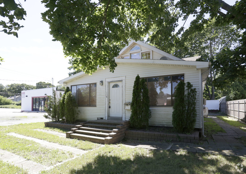 304 Larkfield Rd, East Northport, NY for sale - Building Photo - Image 3 of 7