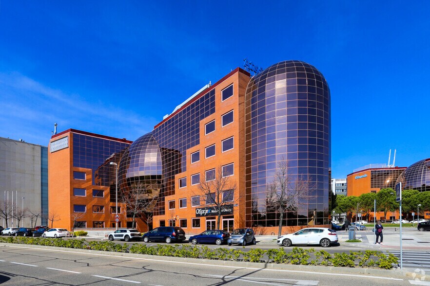 Paseo de las Doce Estrellas, 2, Madrid, Madrid to rent - Primary Photo - Image 1 of 5