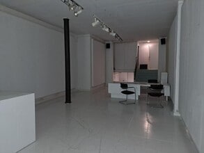 Retail in Barcelona, Barcelona to rent Building Photo- Image 2 of 6
