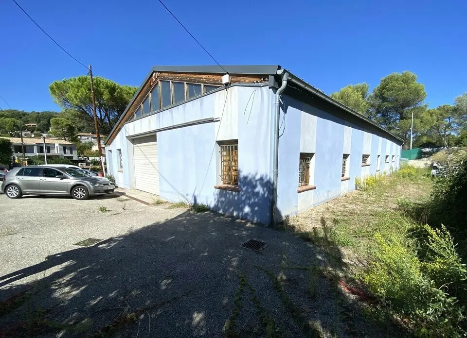 Location Entrepôt 375 m² - Photo 1