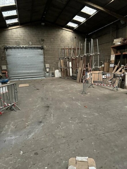 Light Industrial in Champagne-au-Mont-d'Or to rent - Building Photo - Image 2 of 7