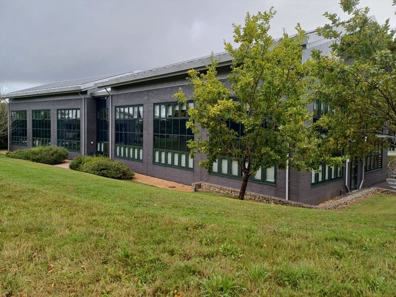 4 Benham Rd, Chilworth to rent - Building Photo - Image 3 of 6