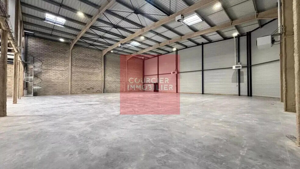 22 Avenue Roger Hennequin, Trappes to rent - Interior Photo - Image 2 of 10