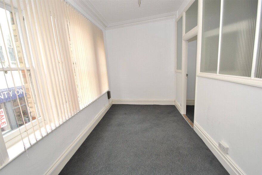 73-74 Boutport St, Barnstaple for rent - Interior Photo - Image 3 of 4