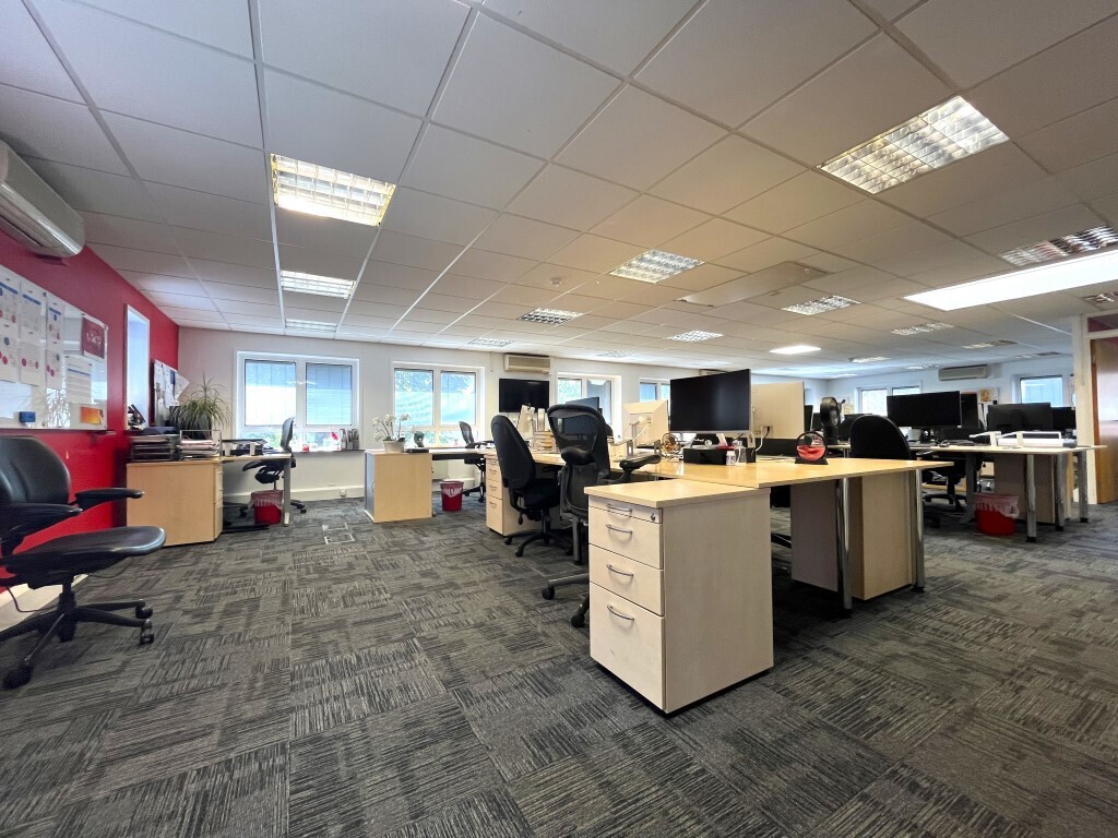 3 High St, Gerrards Cross, BKM SL9 9QE - Unit 1 - - Interior Photo - Image 2 of 4