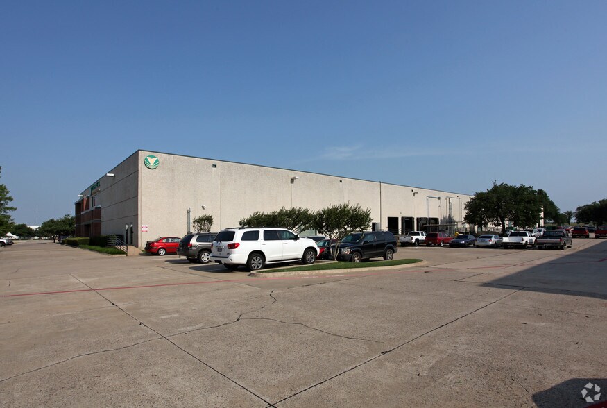 1625 W Crosby Rd, Carrollton, TX for rent - Building Photo - Image 3 of 9