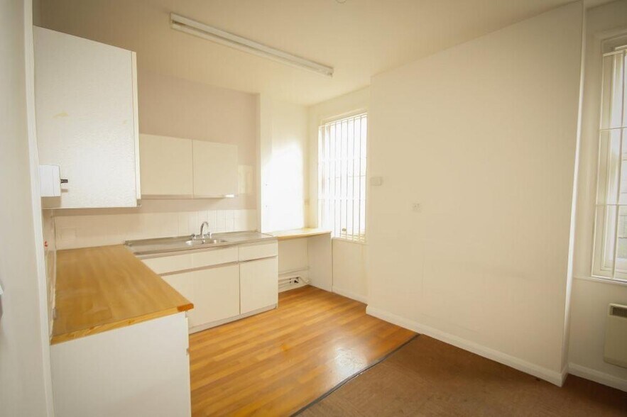 71 High St, Sheerness to rent - Building Photo - Image 3 of 4