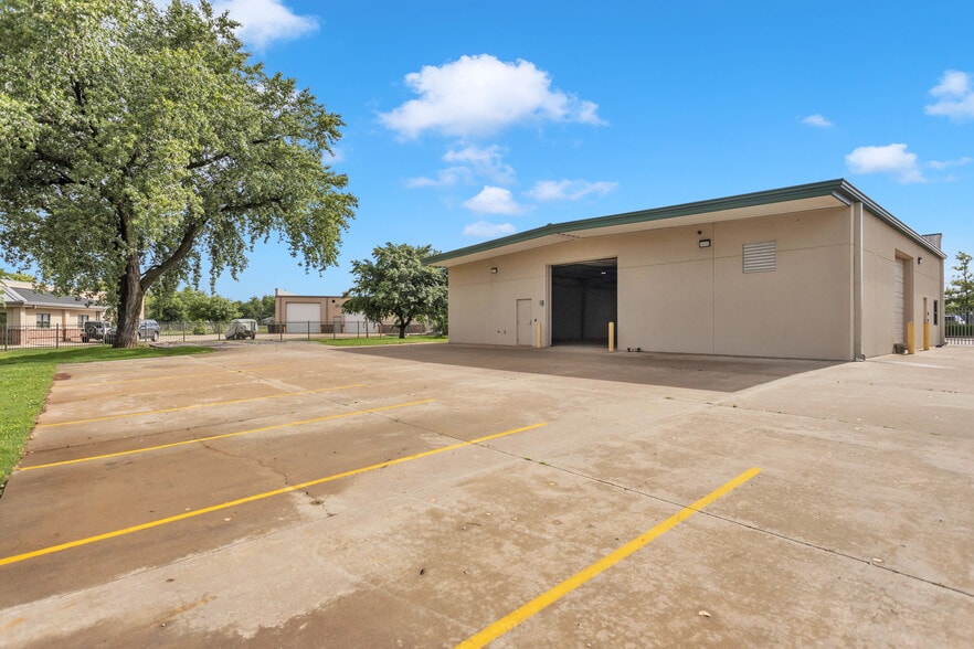 3121 S Lakeside Dr, Oklahoma City, OK for sale - Building Photo - Image 2 of 13