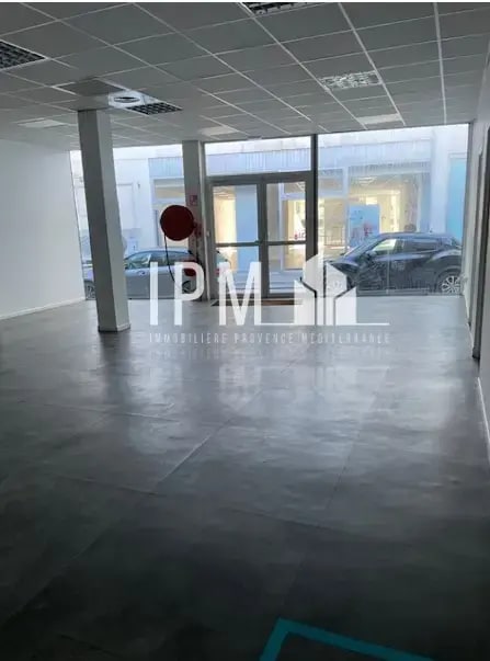 Retail in Marseille to rent Interior Photo- Image 1 of 5