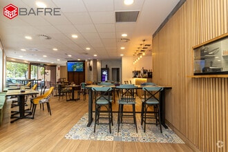 Retail in Madrid, Madrid to rent Interior Photo- Image 2 of 9