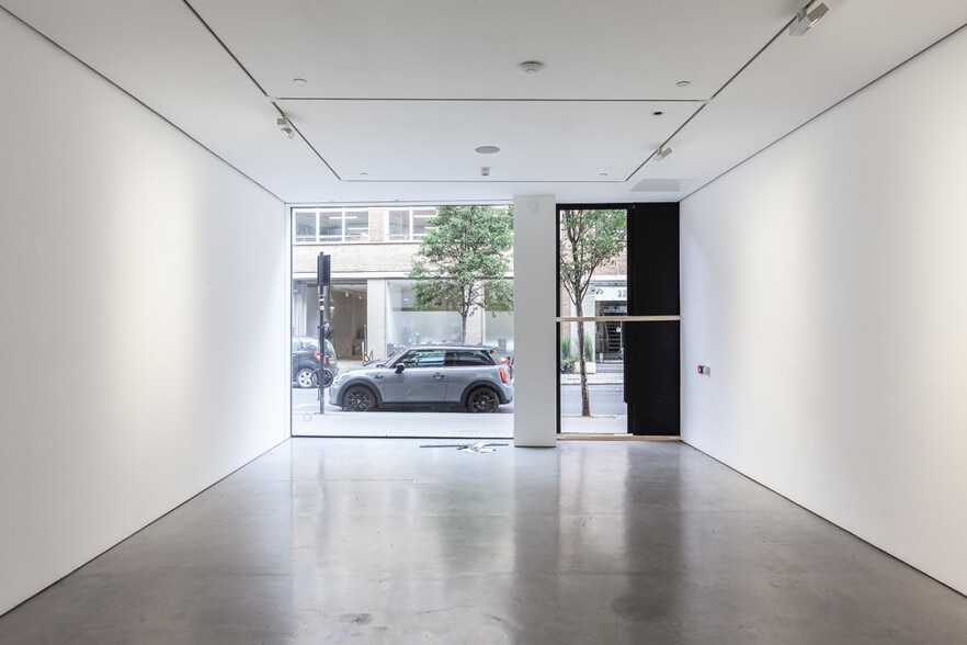 56-57 Eastcastle St, London to rent - Interior Photo - Image 2 of 10