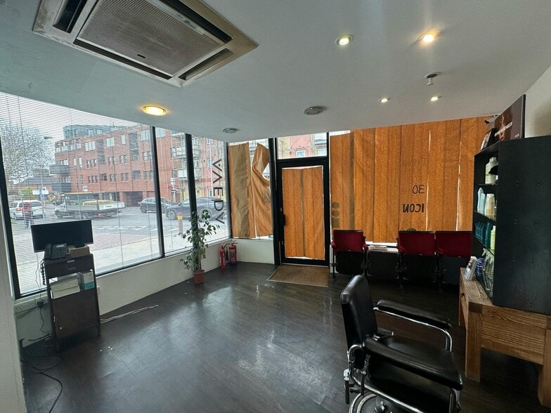 18 Coombe Rd, Kingston Upon Thames to rent - Building Photo - Image 2 of 3