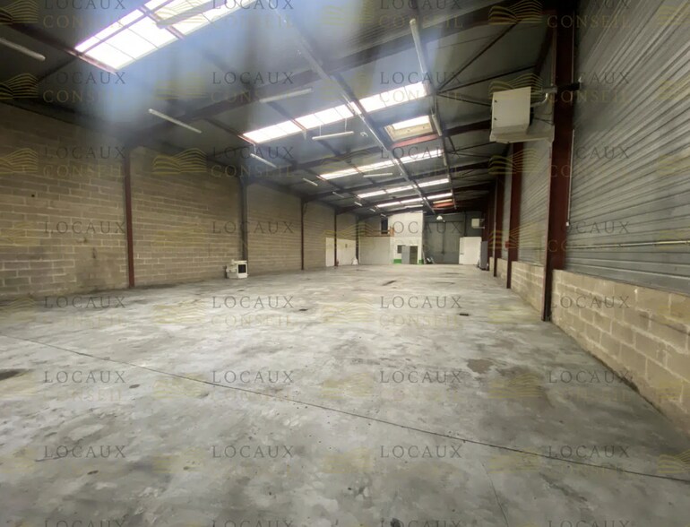 Light Industrial in Saint-Leu-la-Forêt to rent - Building Photo - Image 3 of 5