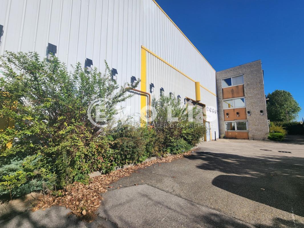 Light Industrial in Vaulx-en-Velin to rent Building Photo- Image 1 of 24