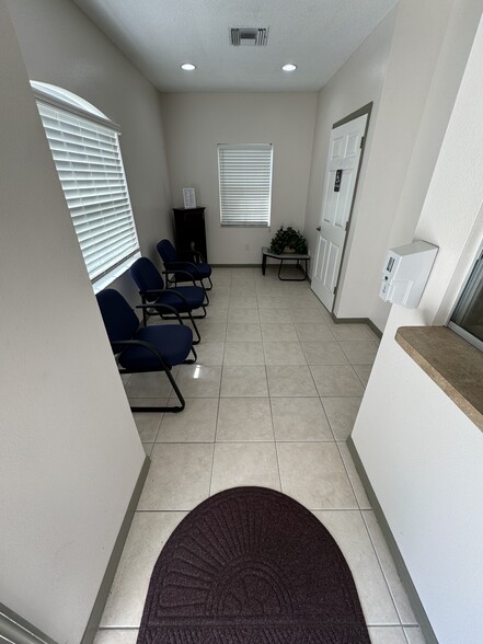 3250-3258 Cove Bend Dr, Lutz, FL for rent - Lobby - Image 3 of 14