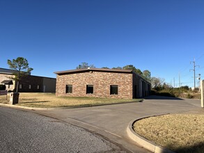 8213 Glade Ave, Oklahoma City, OK for rent Building Photo- Image 2 of 8