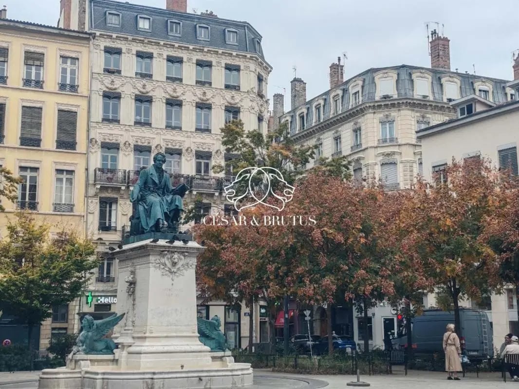 Retail in Lyon to rent Building Photo- Image 1 of 2