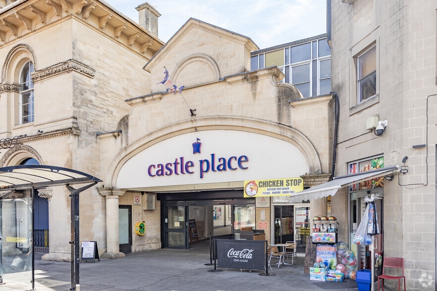 Castle Pl, Trowbridge to rent - Primary Photo - Image 1 of 10