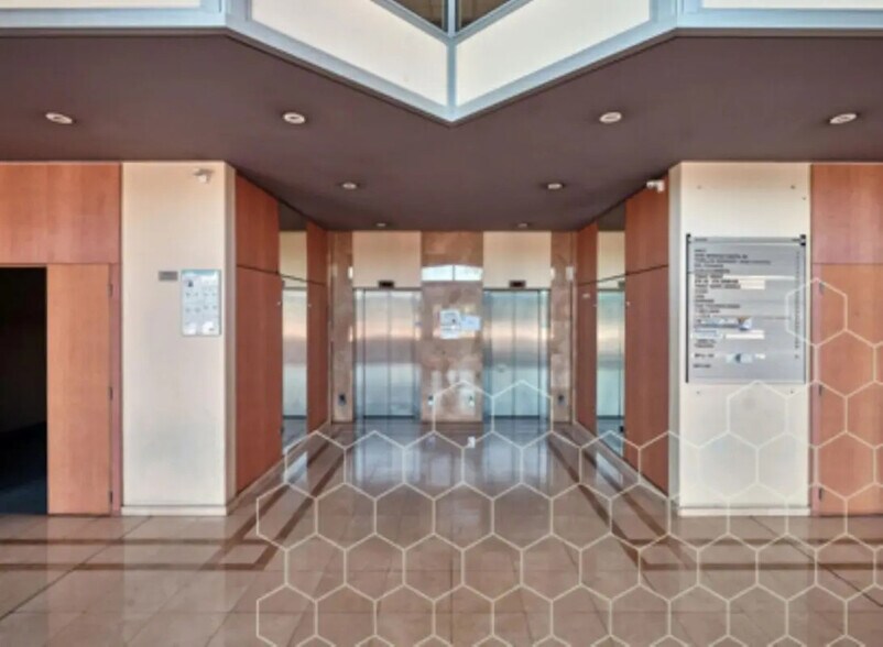 Office in Cergy to rent - Lobby - Image 3 of 8