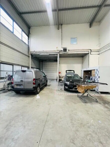 Light Industrial in Élancourt to rent - Building Photo - Image 3 of 13