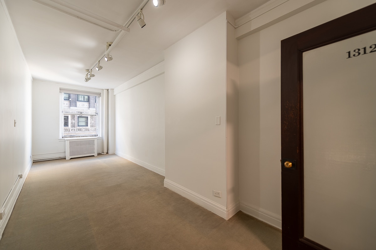 8 S Michigan Ave, Chicago, IL to rent Interior Photo- Image 1 of 3