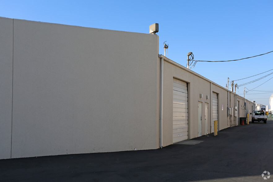 3281-3295 Industry Dr, Signal Hill, CA for rent - Building Photo - Image 3 of 3