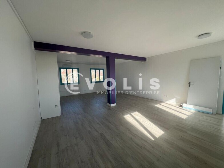 Office in Wissous to rent - Building Photo - Image 2 of 12