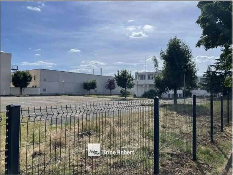 Light Industrial in Chassieu to rent - Building Photo - Image 3 of 4