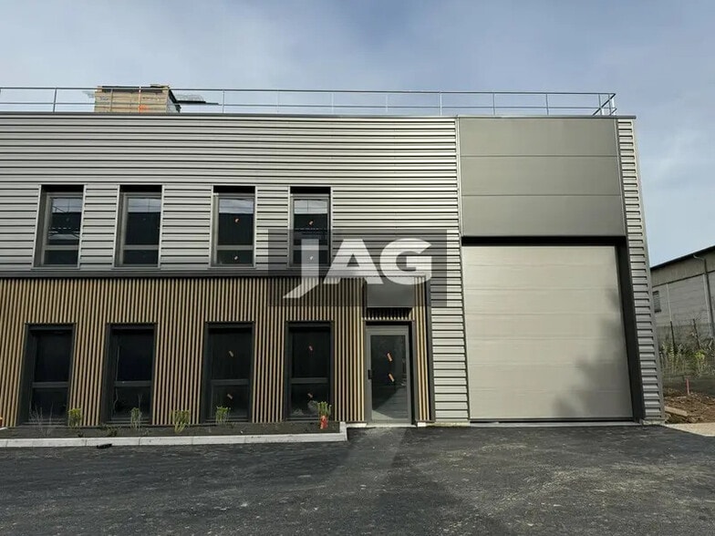Light Industrial in Vénissieux to rent - Building Photo - Image 2 of 9