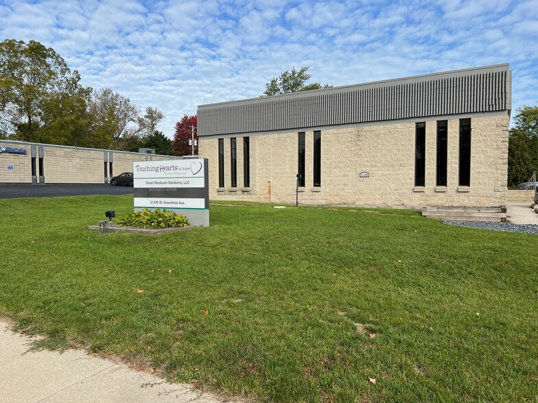 21430 W Greenfield Ave, New Berlin, WI for rent - Building Photo - Image 1 of 3