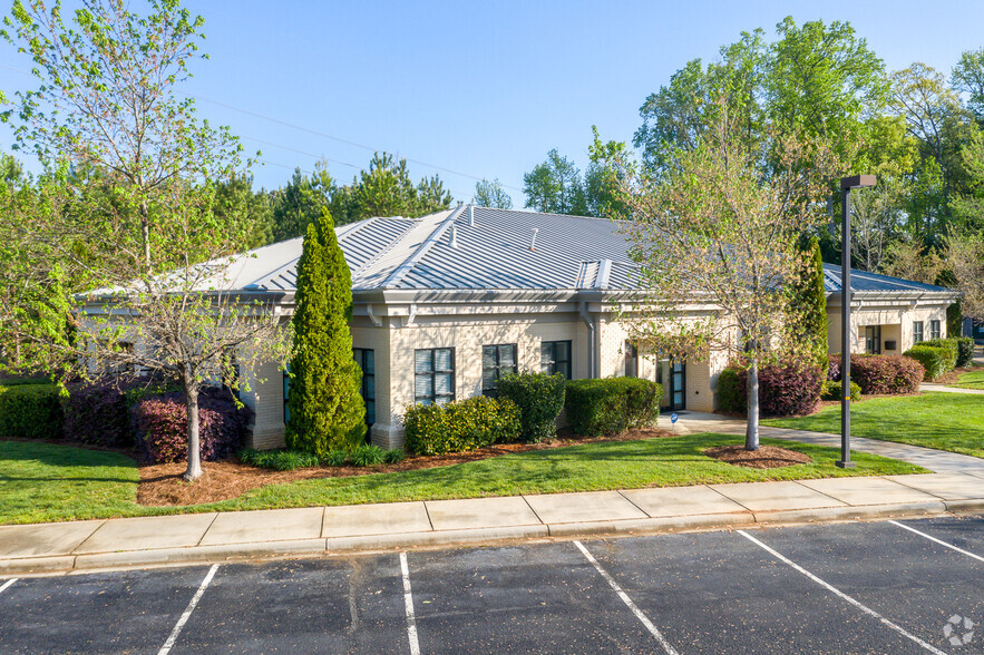 9723 Northcross Center Ct, Huntersville, NC for rent - Building Photo - Image 1 of 32