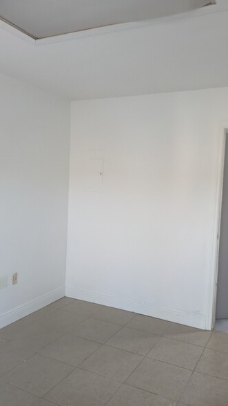 4520 SW 71st Ave, Miami, FL for rent - Interior Photo - Image 3 of 4