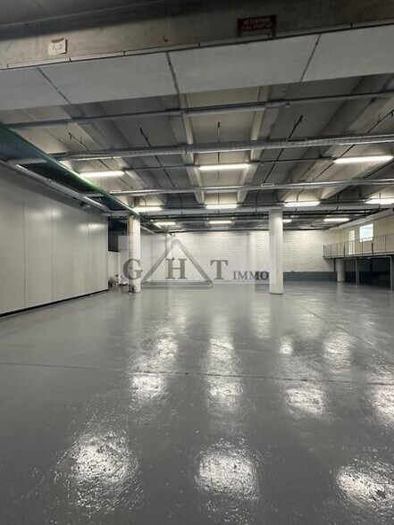 Industrial in Bagnolet to rent - Interior Photo - Image 2 of 7