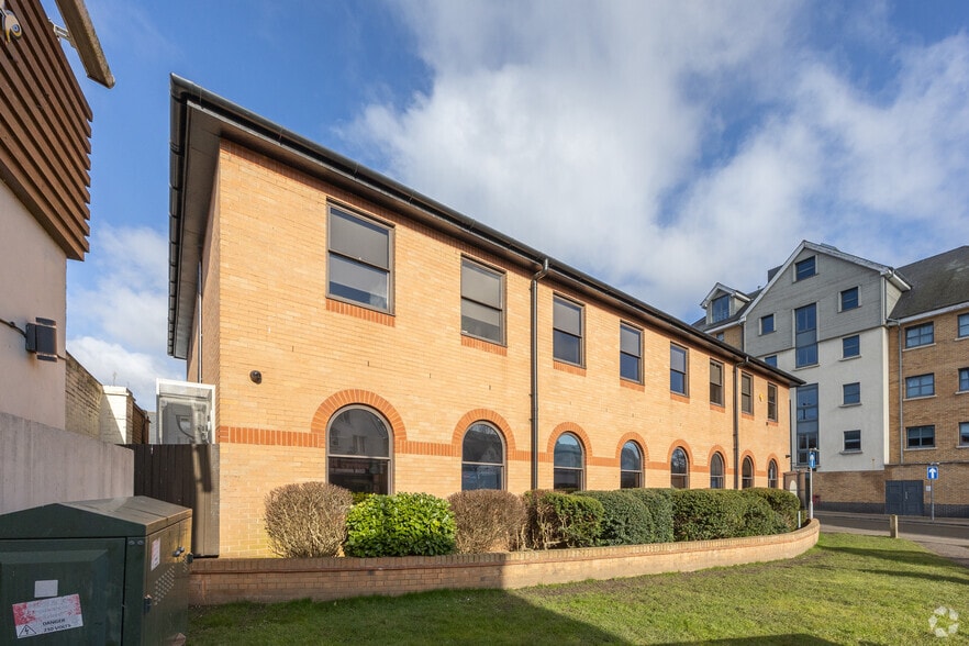 Riverside, Bishop's Stortford to rent - Building Photo - Image 2 of 4