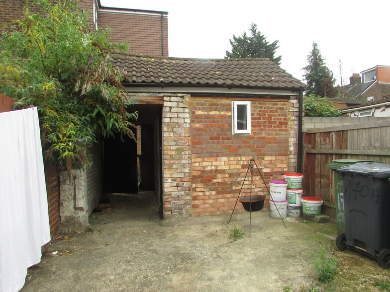 170 Leagrave Rd, Luton to rent - Building Photo - Image 3 of 4