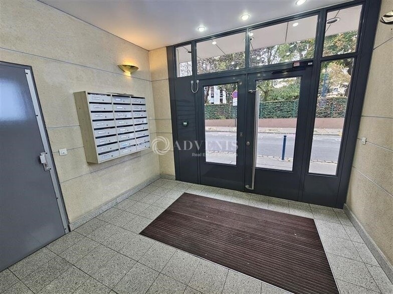 Office in Pantin to rent - Lobby - Image 2 of 6