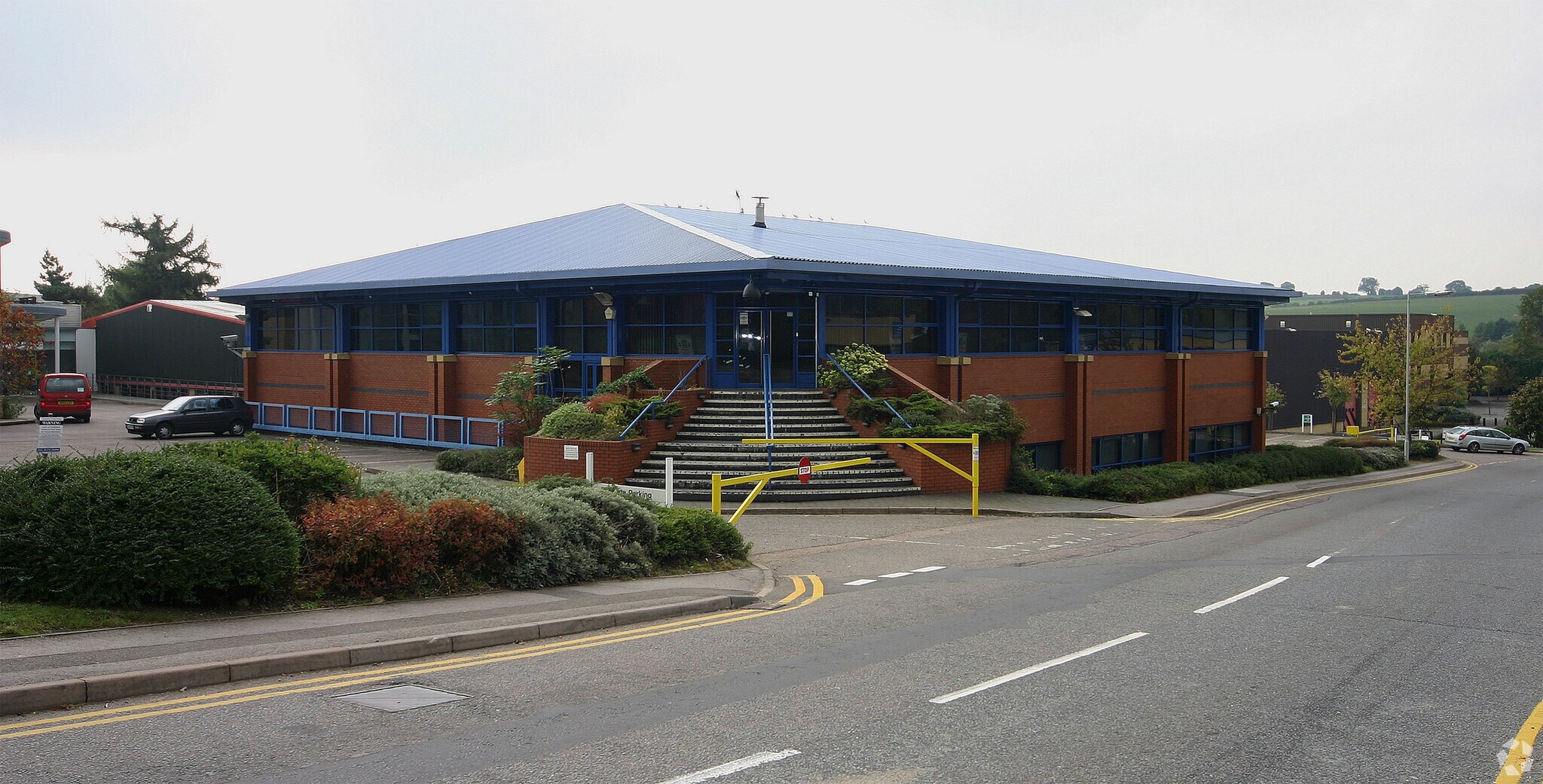 Home Park Mill Link Rd, Kings Langley to rent Primary Photo- Image 1 of 2