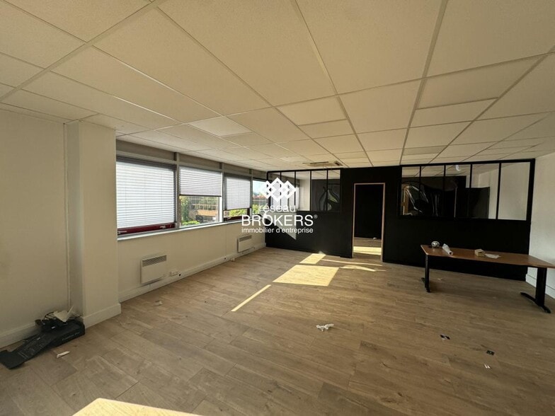 Office in Gennevilliers to rent - Interior Photo - Image 2 of 3