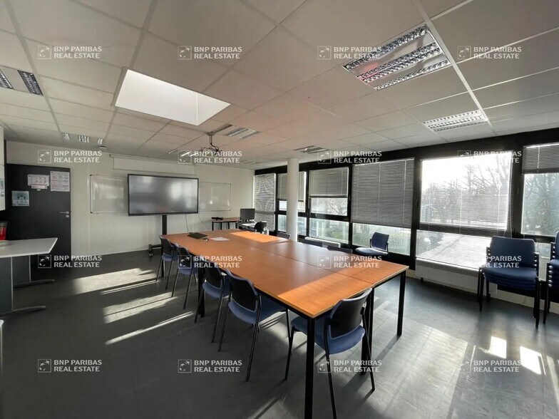 1 Rue De La Performance, Villeneuve-d'Ascq to rent - Interior Photo - Image 3 of 9