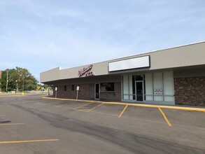 111-190 Easy Shopping Pl, Elkhart, IN for rent Building Photo- Image 1 of 2