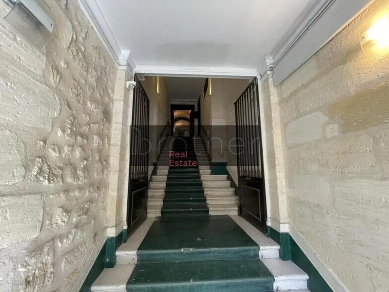 Office in Bordeaux to rent - Lobby - Image 1 of 8