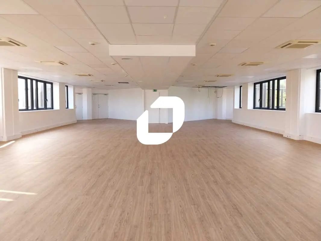 12 Rue Du Fort De Saint-Cyr, Montigny-le-Bretonneux to rent Interior Photo- Image 1 of 8