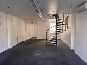 127 Station Rd, London to rent Interior Photo- Image 2 of 11