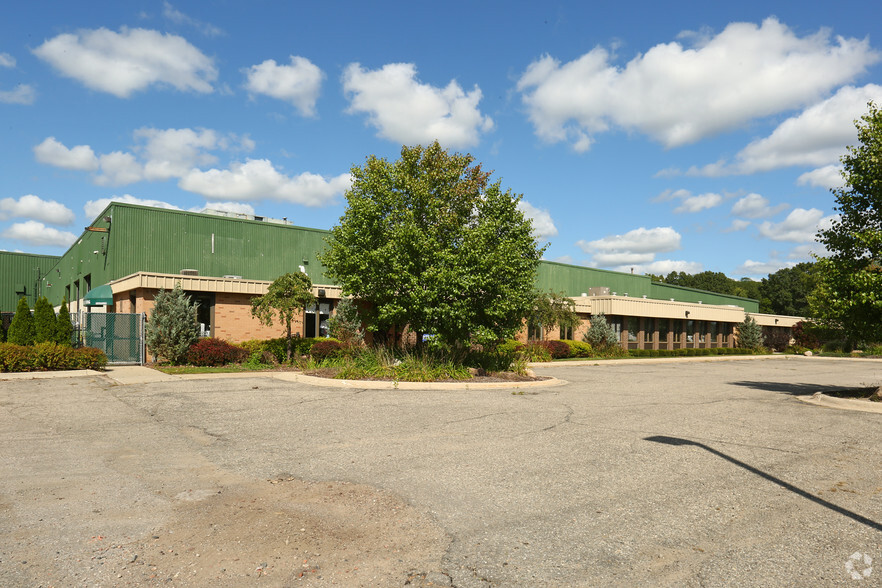 2440 W Highland Rd, Howell, MI for rent - Building Photo - Image 1 of 4