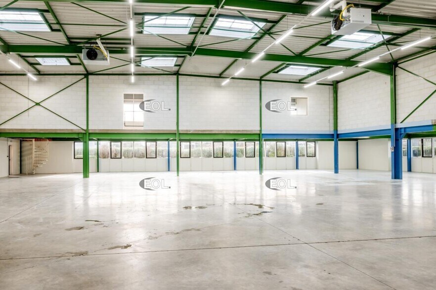 Light Industrial in Saint-Thibault-des-Vignes to rent - Building Photo - Image 3 of 6